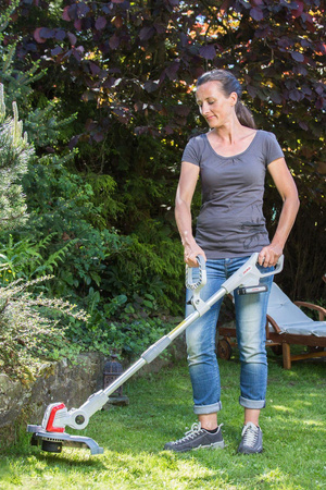 Ikra podcinarka akumulatorowa trawnikowa 20V ICGT2025