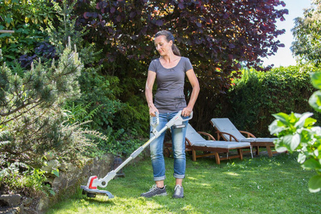 Ikra podcinarka akumulatorowa trawnikowa 20V ICGT2025