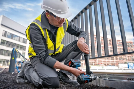 Bosch akumulatorowa wiertarko-wkrętarka udarowa GSB 18V-150 C 06019J5102